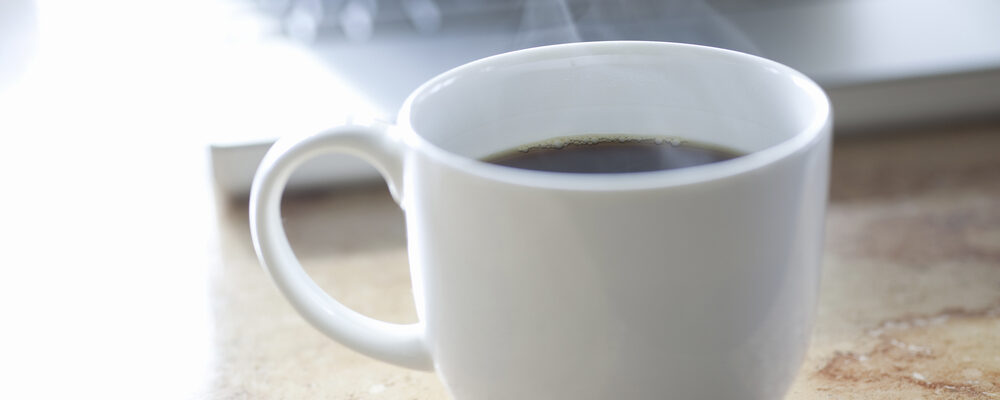 Un café frente a la laptop